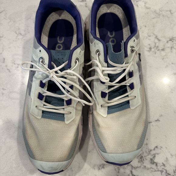 On cloudvista shoes - Picture 5 of 8